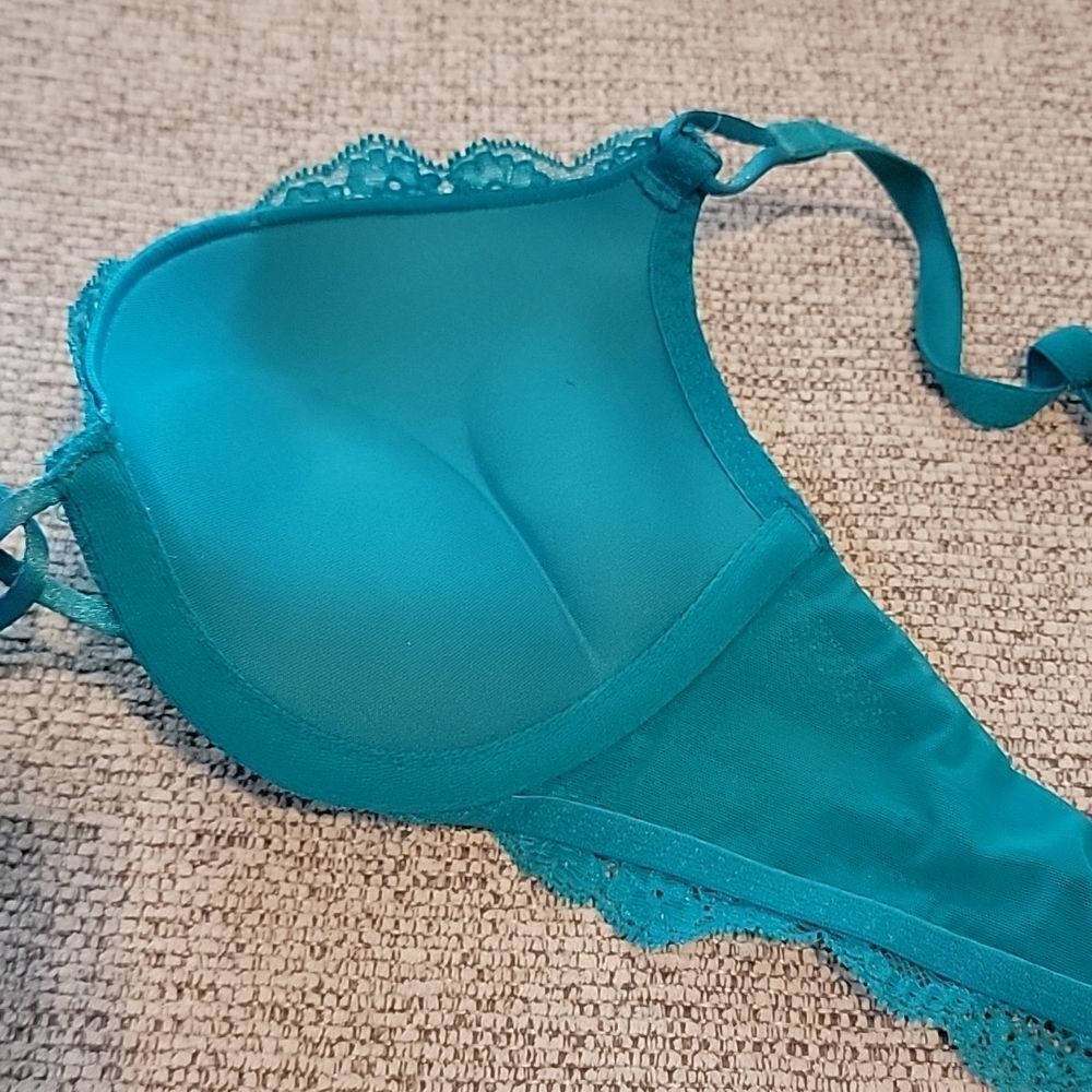 Victoria's Secret Miraculous Plunge Bra - Picture 9 of 9